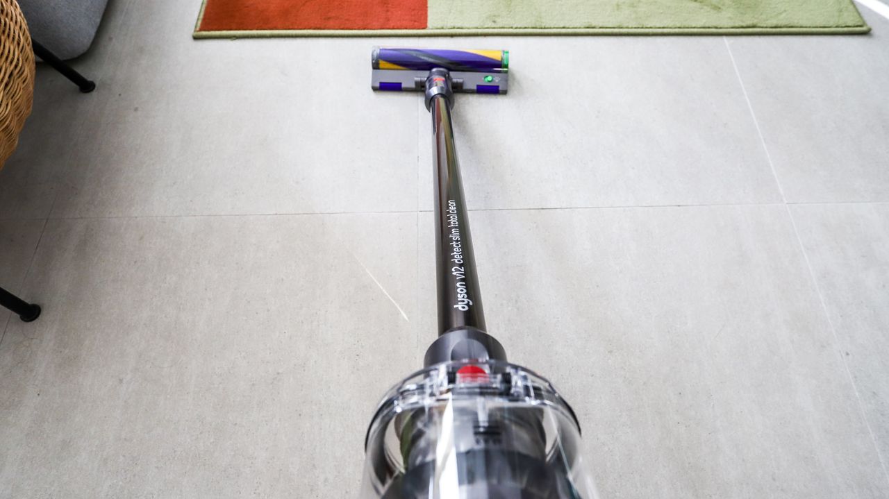 Das Dyson V12 Detect Slim Logo befindet sich auf dem Rohr.