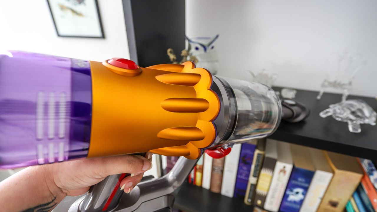 Seitenansicht des Dyson V12 Detect Slim (manuelle Bedienung)