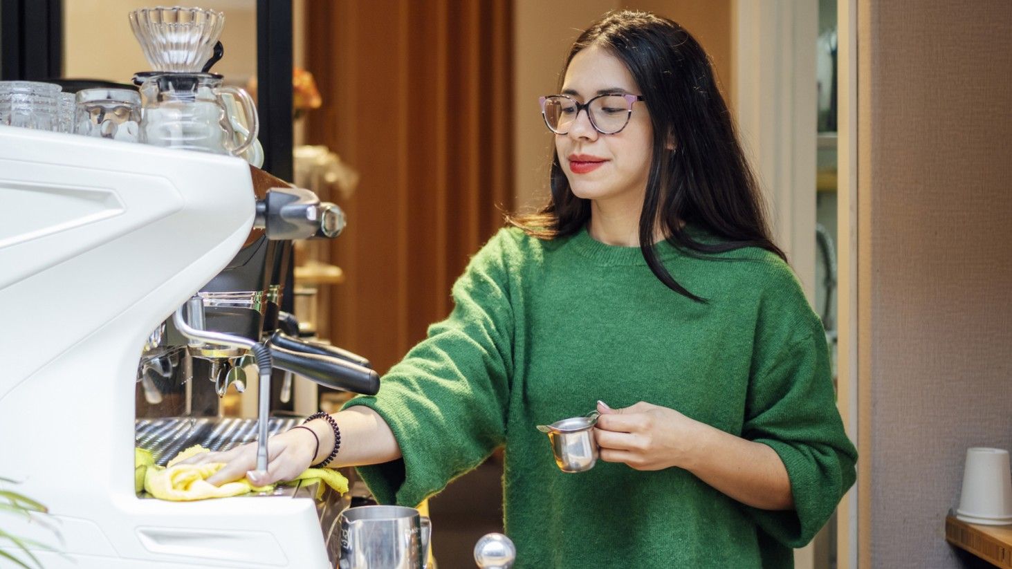 Die Kaffeemaschine gründlich reinigen: lästig, aber lohnenswert! 6 Barista-Tipps für unschlagbaren Espresso