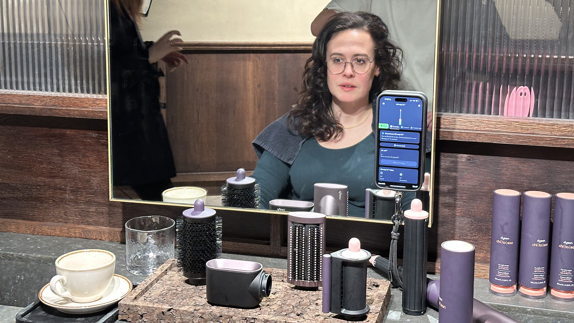مراجِعة تُصفف شعرها باستخدام جهاز Dyson Airwrap i.d. في صالون تجميل