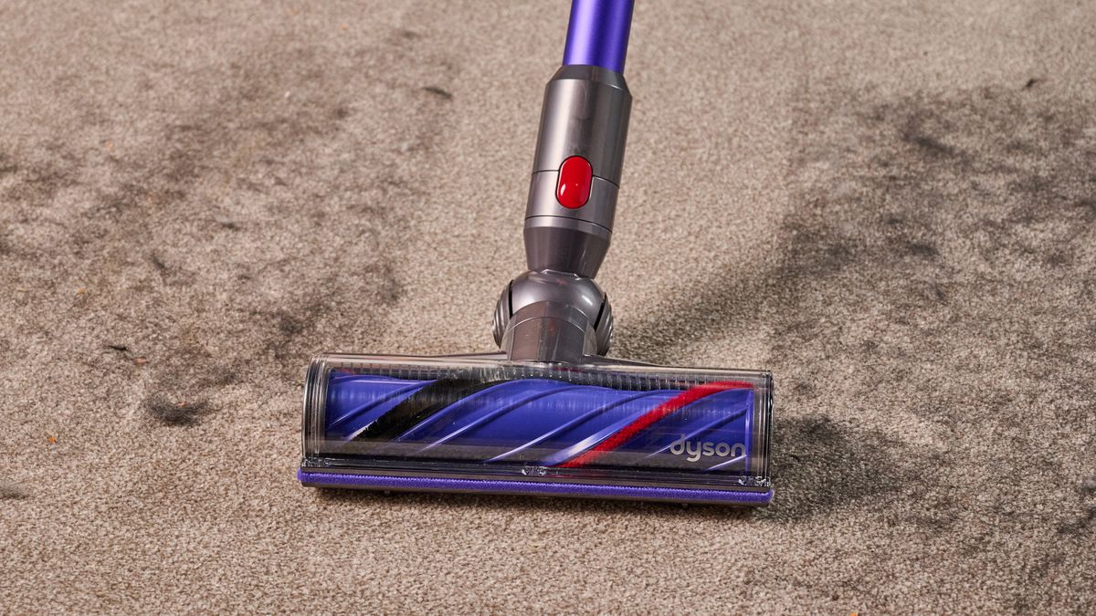 Verwendung eines Dyson V11 Staubsaugers zur Entfernung von Hundehaaren aus Teppichen