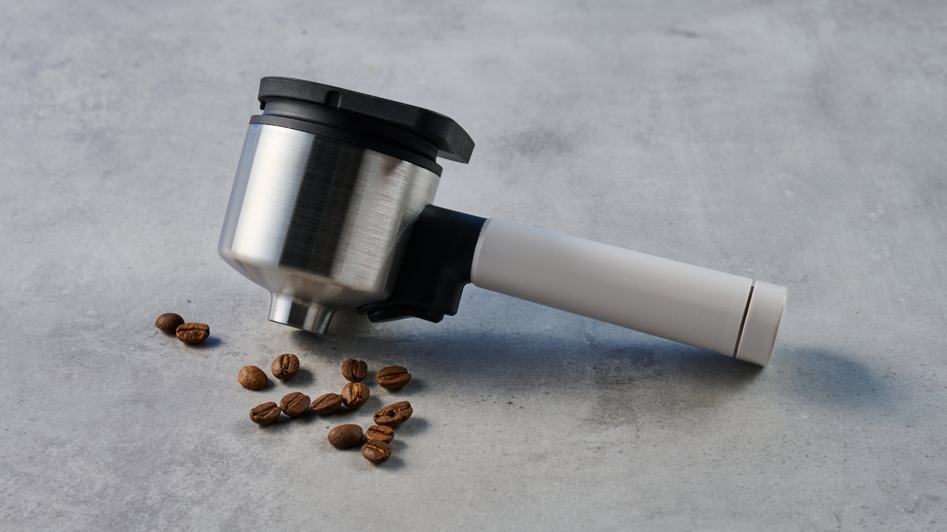 آلة Philips Baristina مصورة على خلفية Tom's Guide الزرقاء