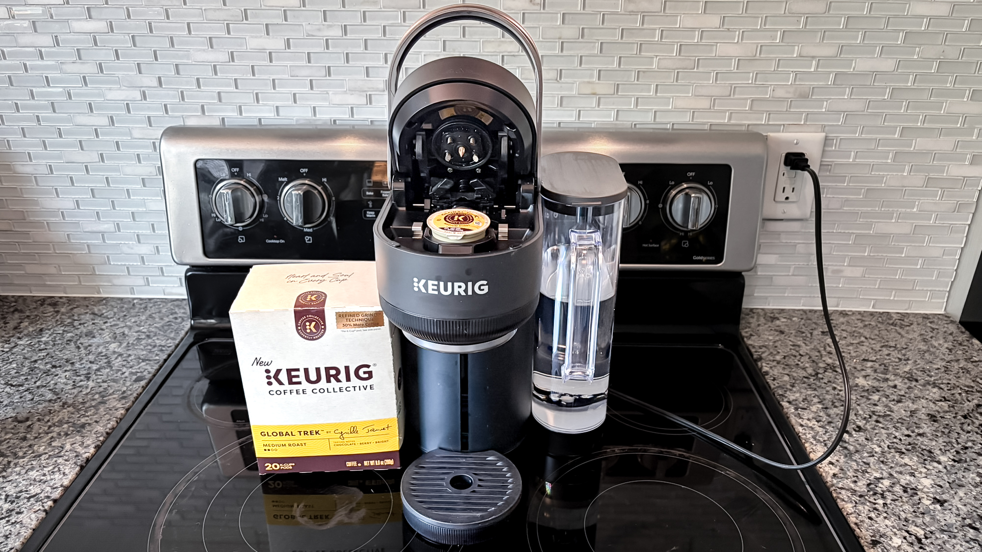 صانعة قهوة Keurig K-Crema على منضدة المطبخ