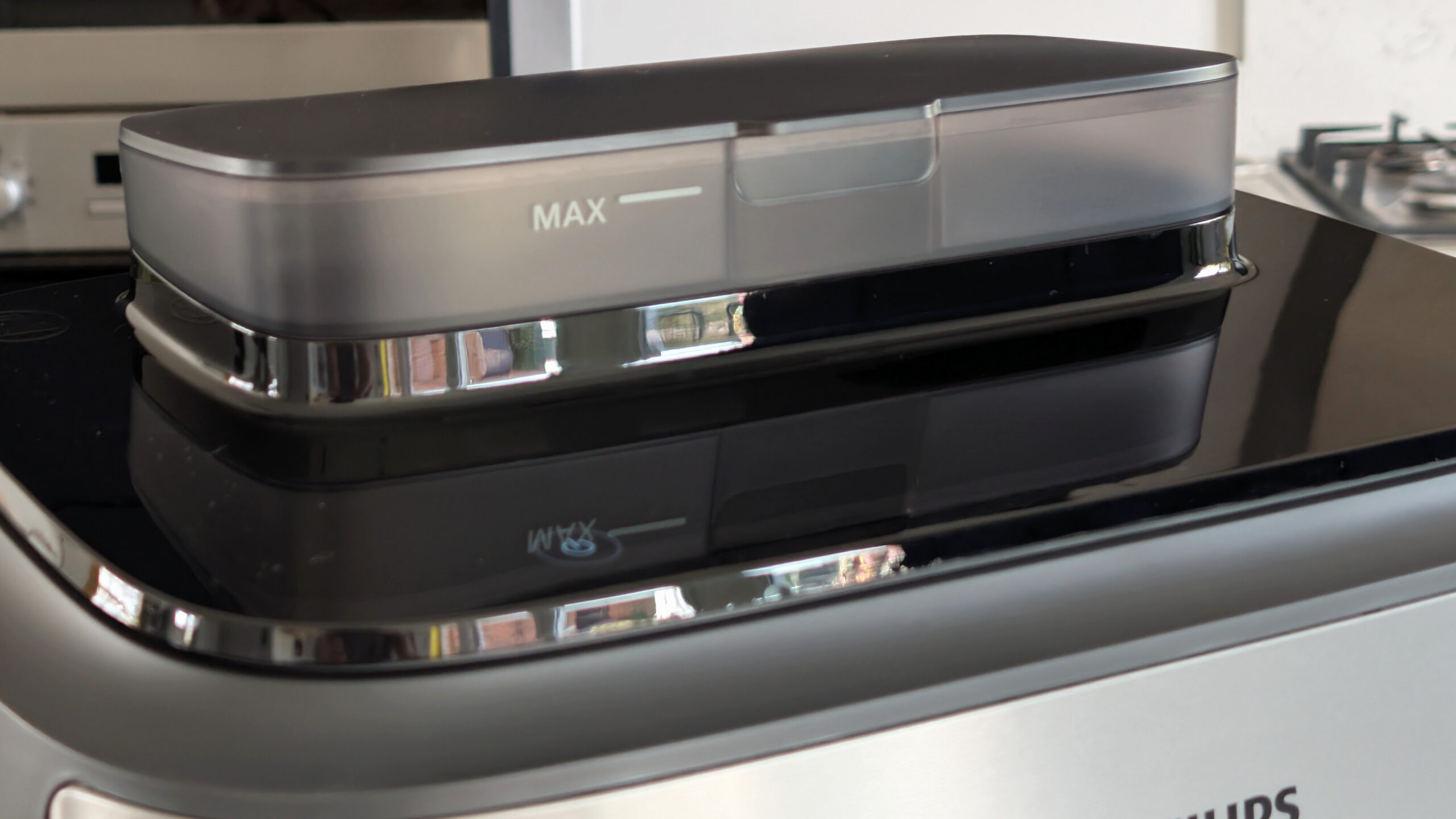 قلاية Philips 5000 Series Megabasket بالبخار على سطح المطبخ