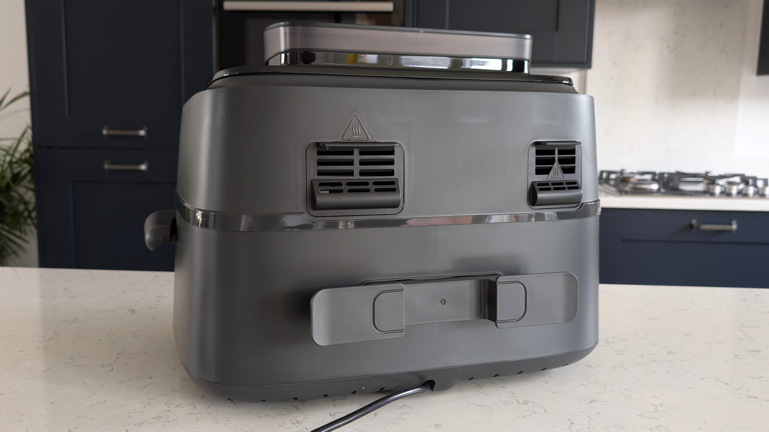 مقلاة Philips 5000 Series Megabasket بالبخار الهوائية على طاولة المطبخ