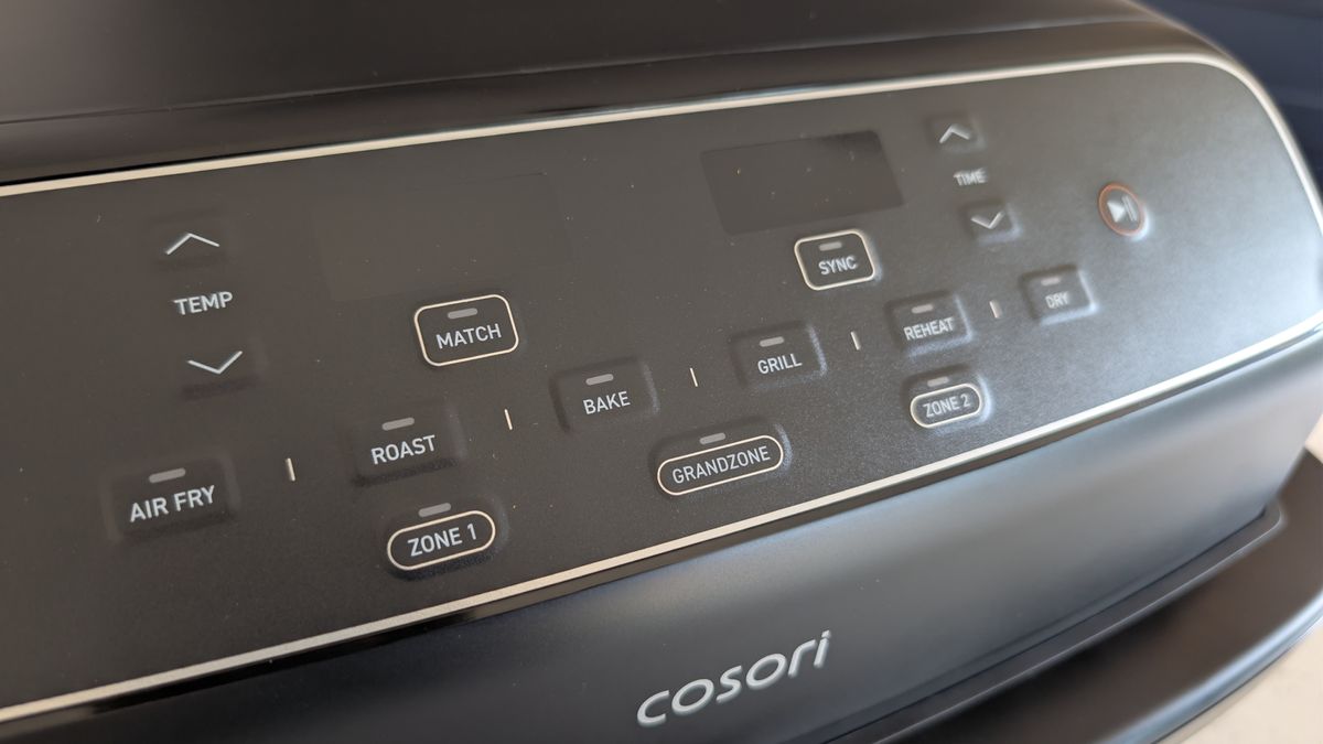 مقلاة Cosori Dual Blaze Twinfry Compact الهوائية على طاولة المطبخ