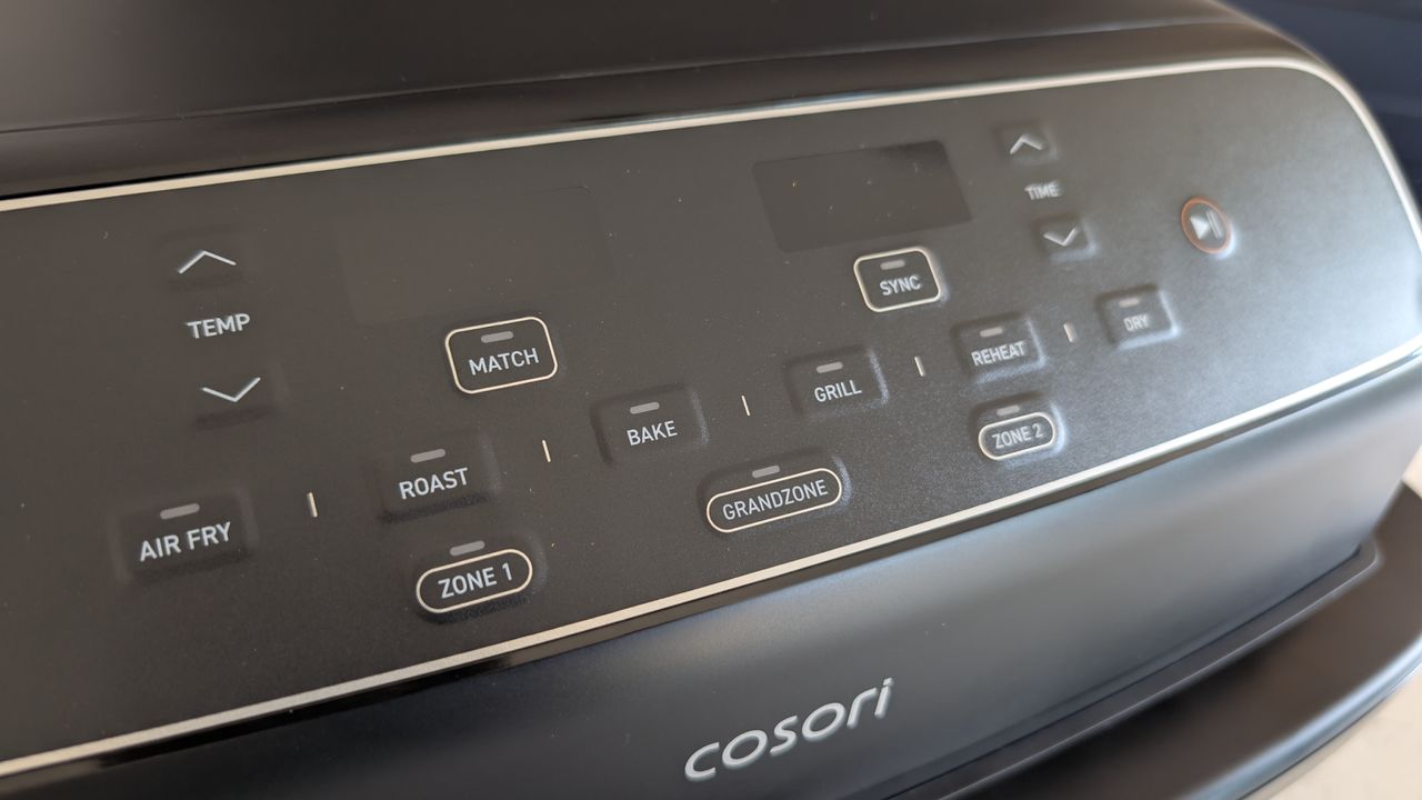 مقلاة Cosori Dual Blaze Twinfry Compact الهوائية على طاولة المطبخ