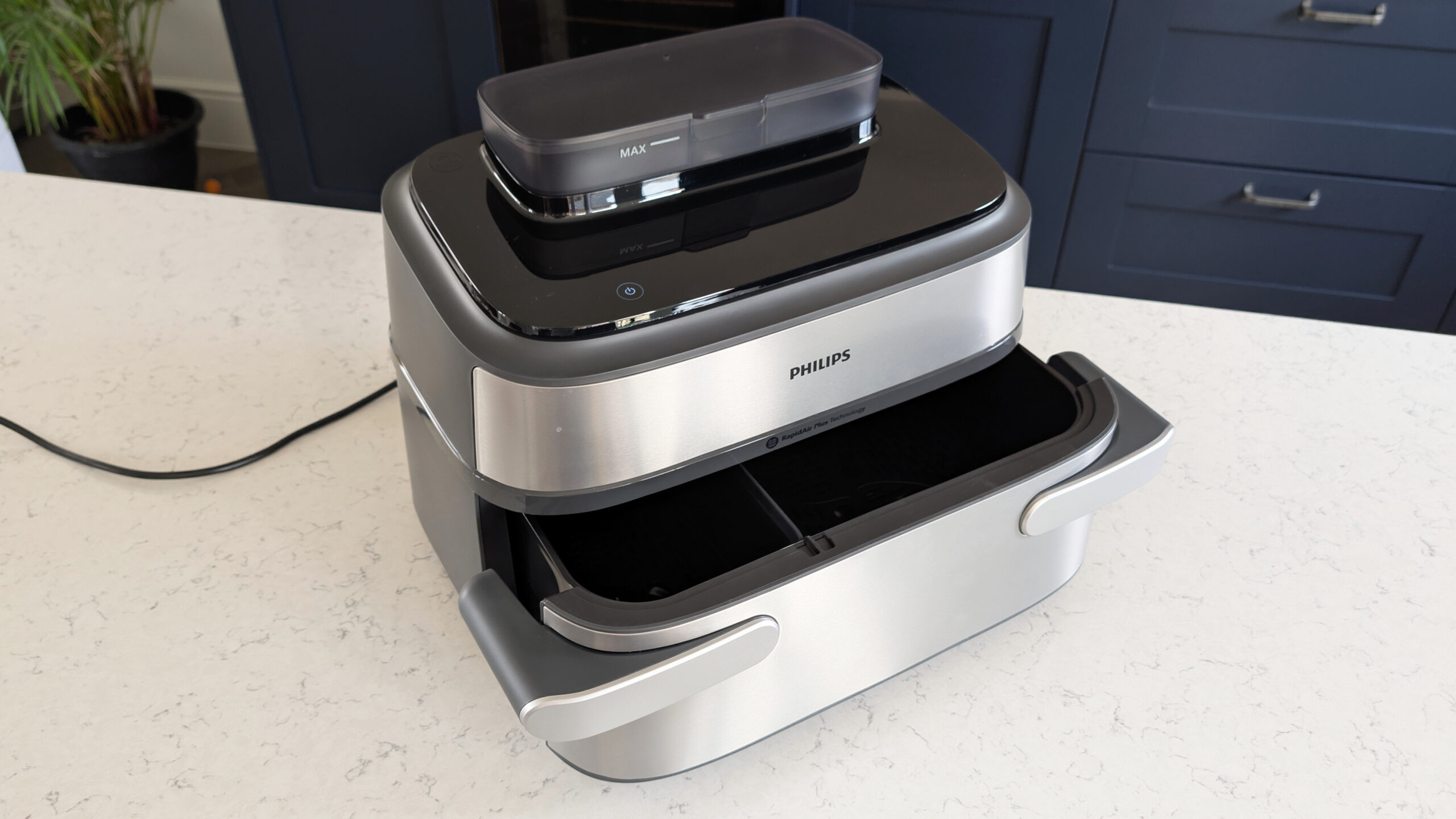 مقلاة Philips 5000 Series Megabasket with Steam الهوائية على سطح المطبخ