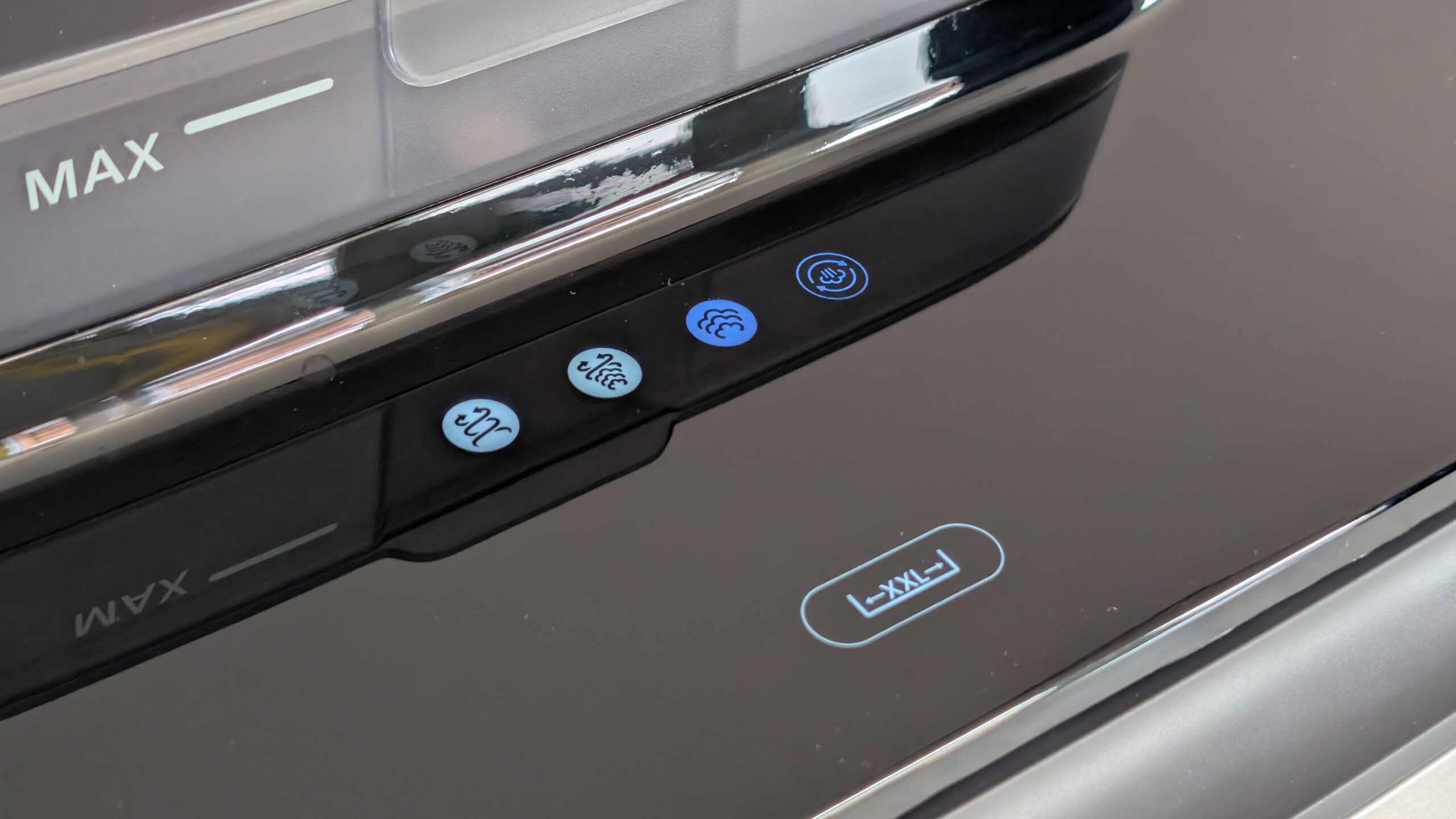 قلاية Philips 5000 Series Megabasket بالبخار على سطح المطبخ