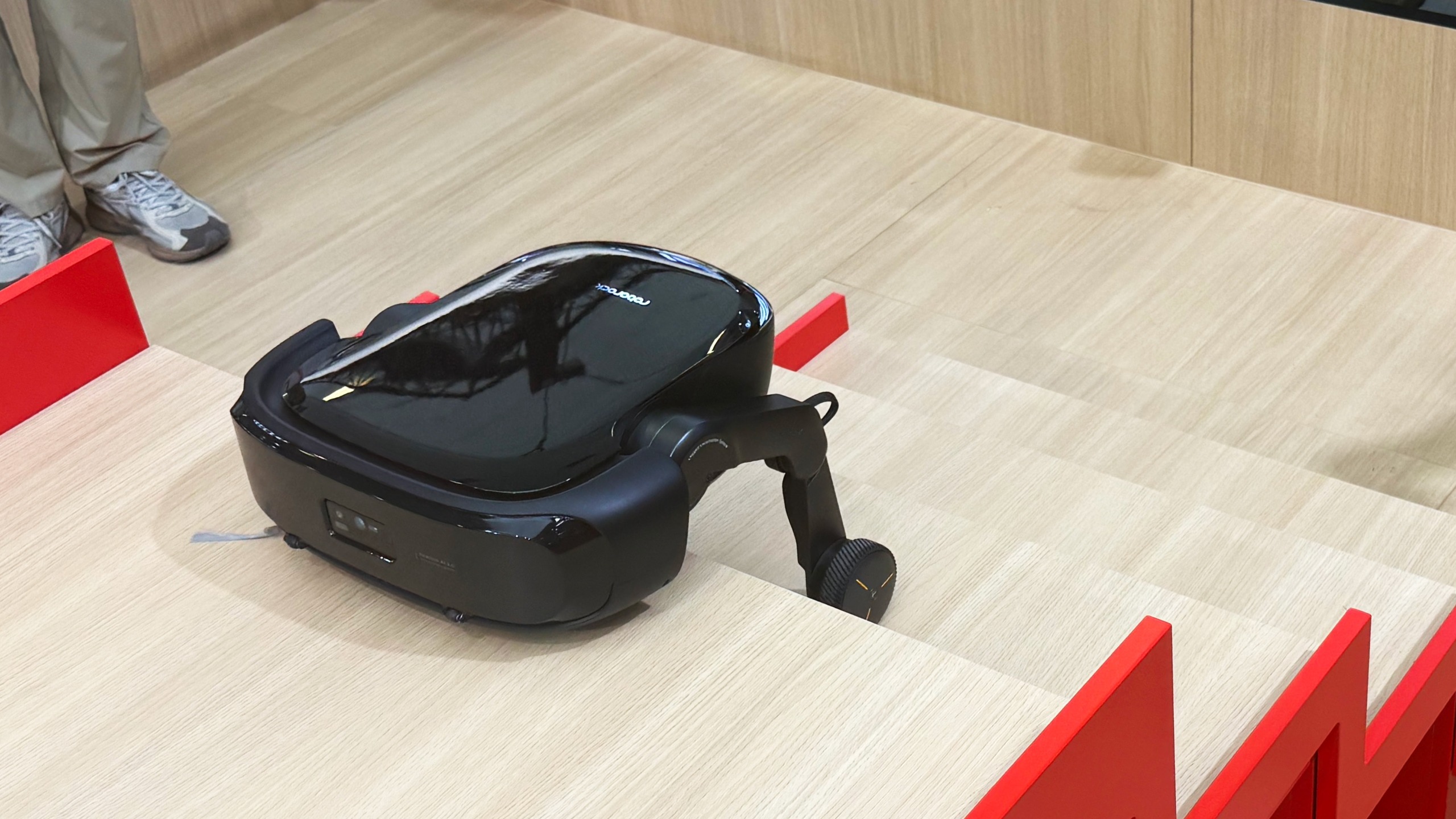 مكنسة Roborock Rover تتسلق السلالم في معرض IFA 2026