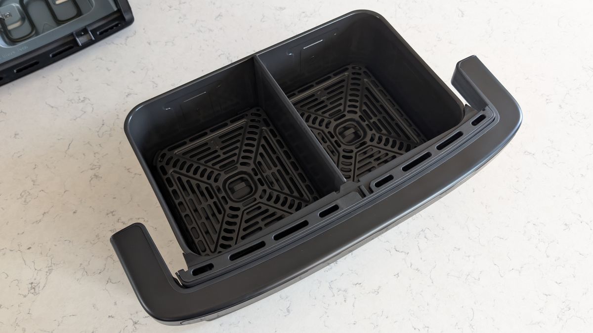مقلاة Cosori Dual Blaze Twinfry Compact الهوائية على طاولة المطبخ
