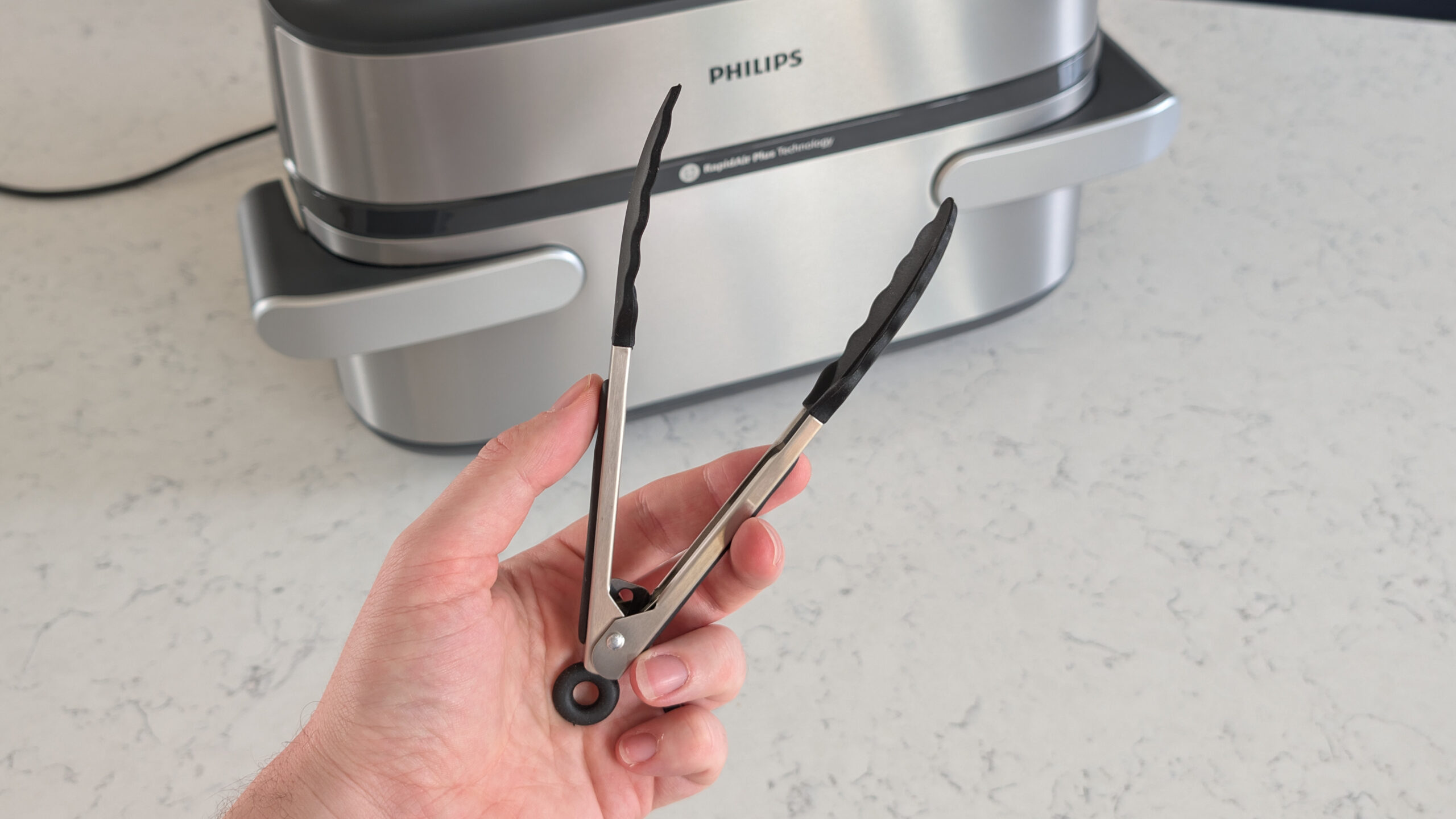 قلاية Philips 5000 Series Megabasket بالبخار على سطح المطبخ