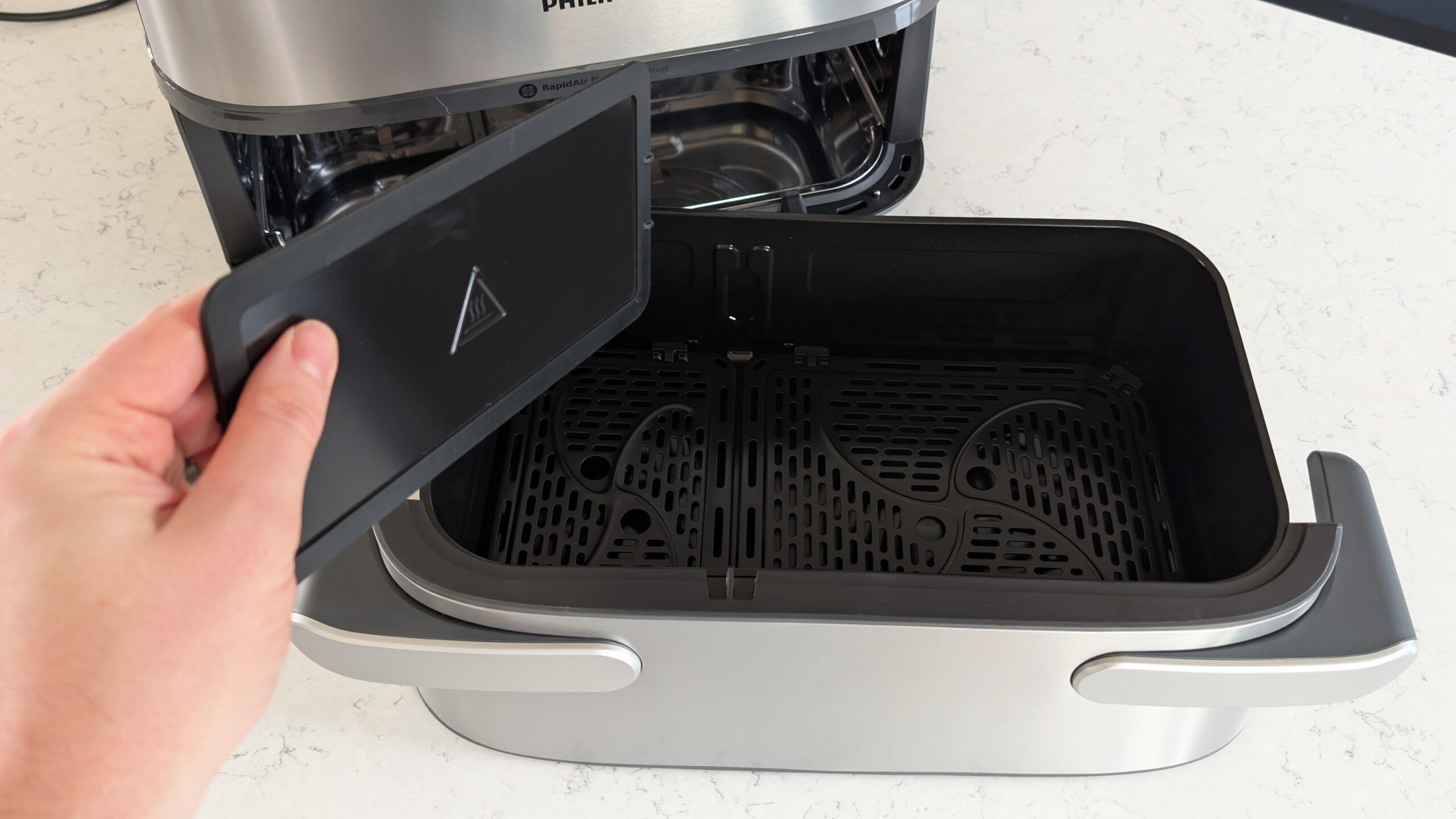 قلاية Philips 5000 Series Megabasket بالبخار الهوائية على سطح المطبخ