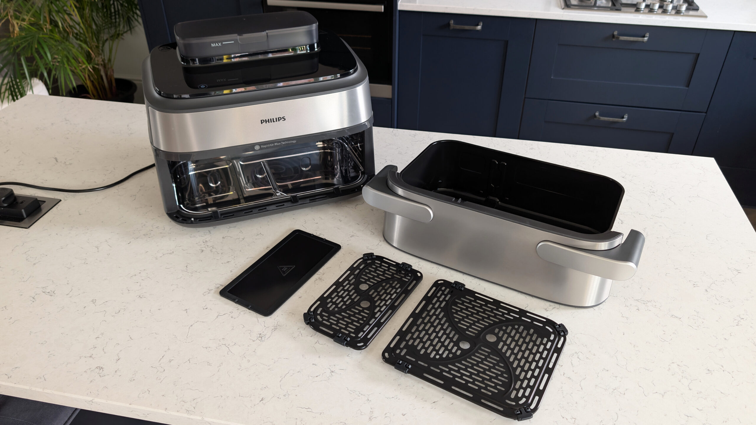 مقلاة Philips 5000 Series Megabasket with Steam الهوائية على سطح المطبخ