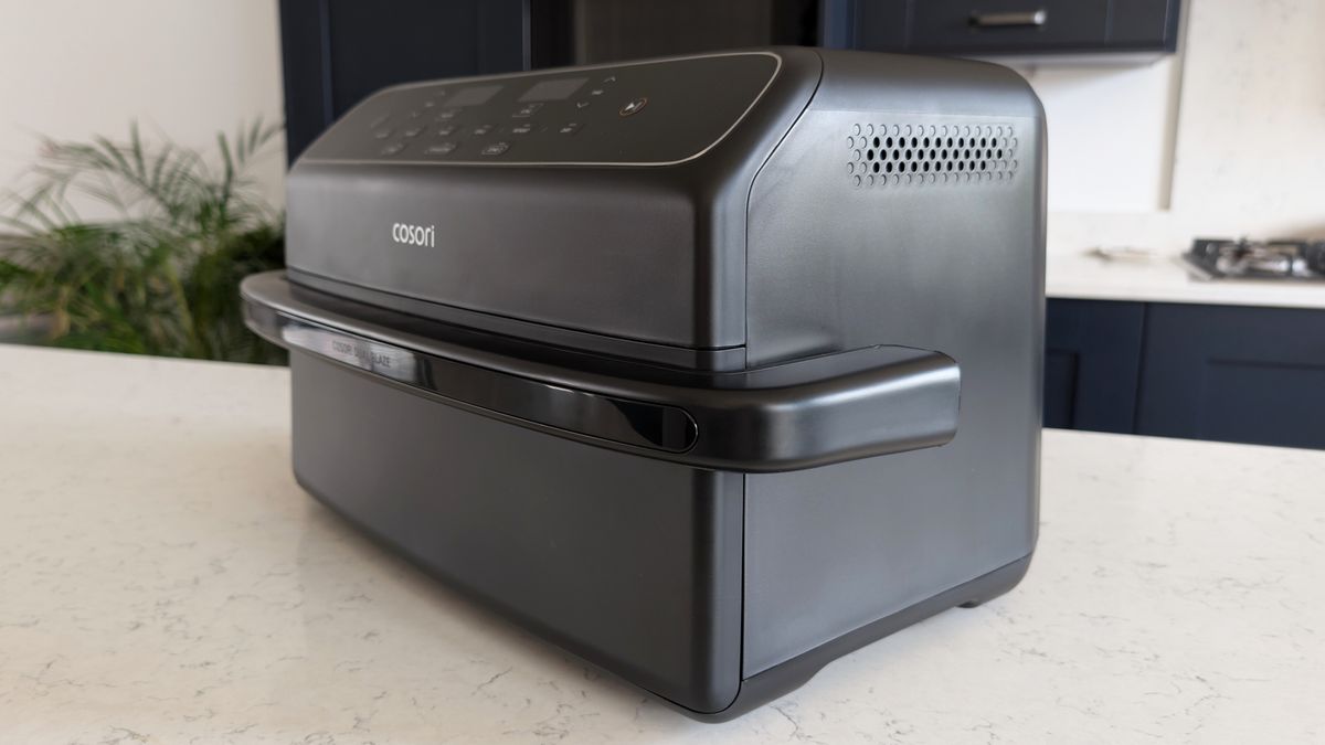 مقلاة Cosori Dual Blaze Twinfry Compact الهوائية على طاولة المطبخ