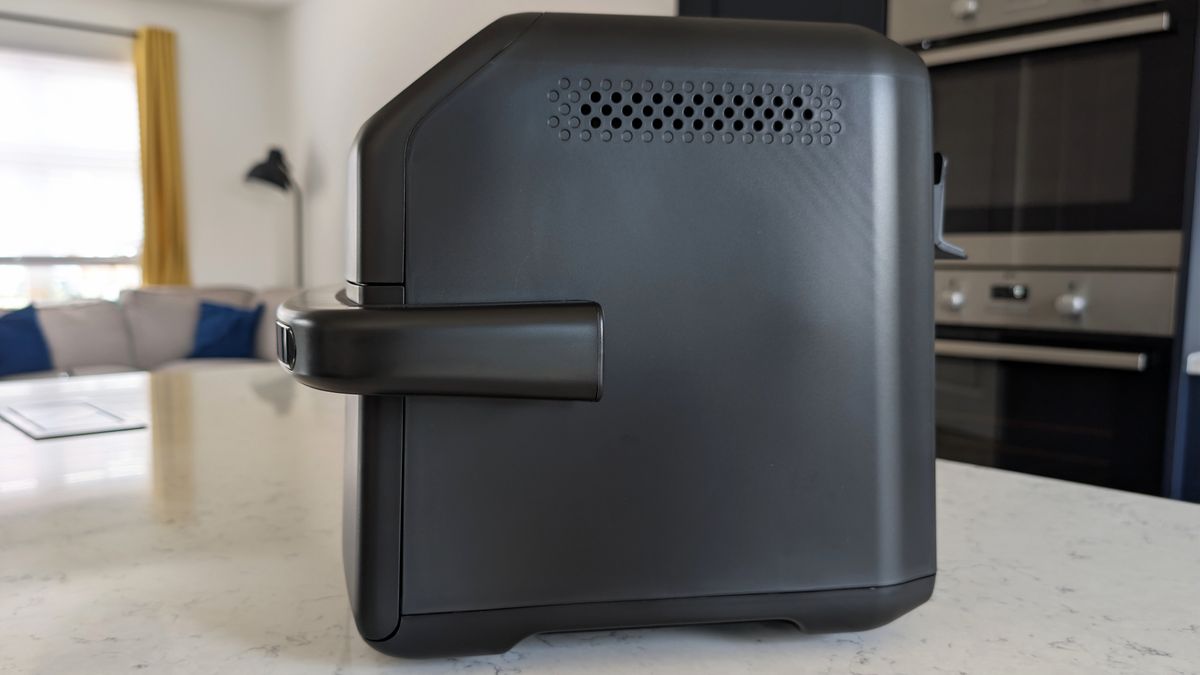 مقلاة Cosori Dual Blaze Twinfry Compact الهوائية على طاولة المطبخ