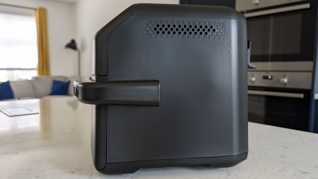 مقلاة Cosori Dual Blaze Twinfry Compact الهوائية على طاولة المطبخ