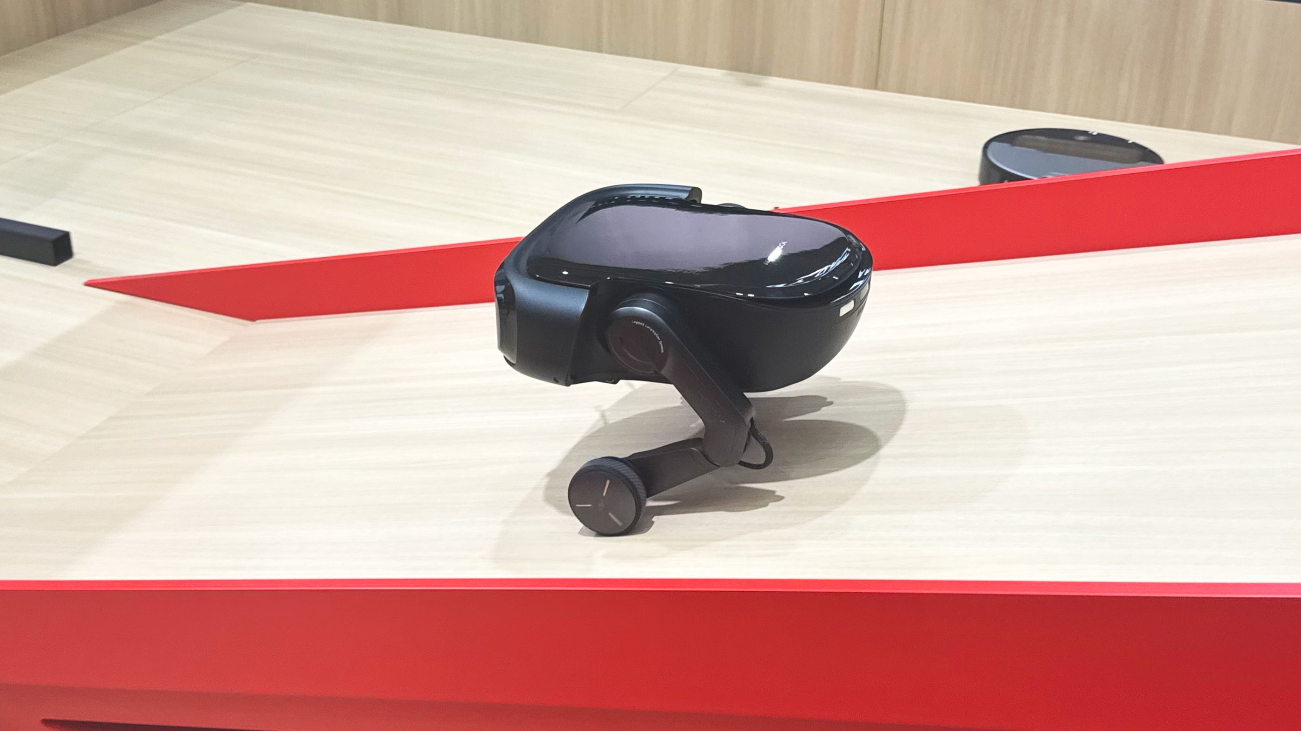 مكنسة Roborock Rover تتسلق السلالم في معرض IFA 2026