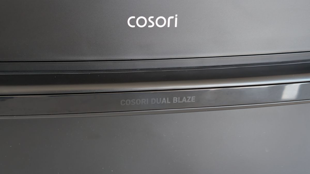 مقلاة Cosori Dual Blaze Twinfry Compact الهوائية على منضدة المطبخ