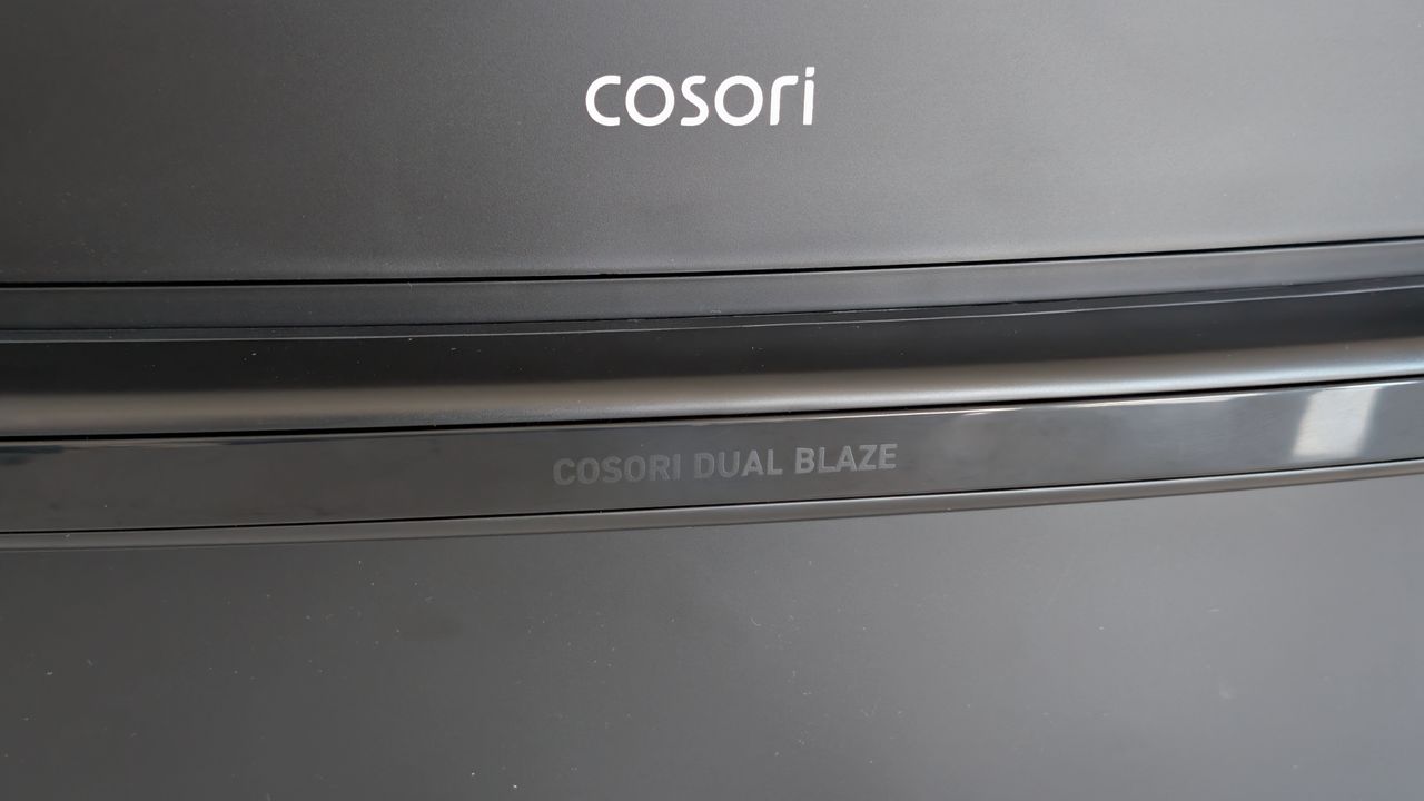 مقلاة Cosori Dual Blaze Twinfry Compact الهوائية على منضدة المطبخ
