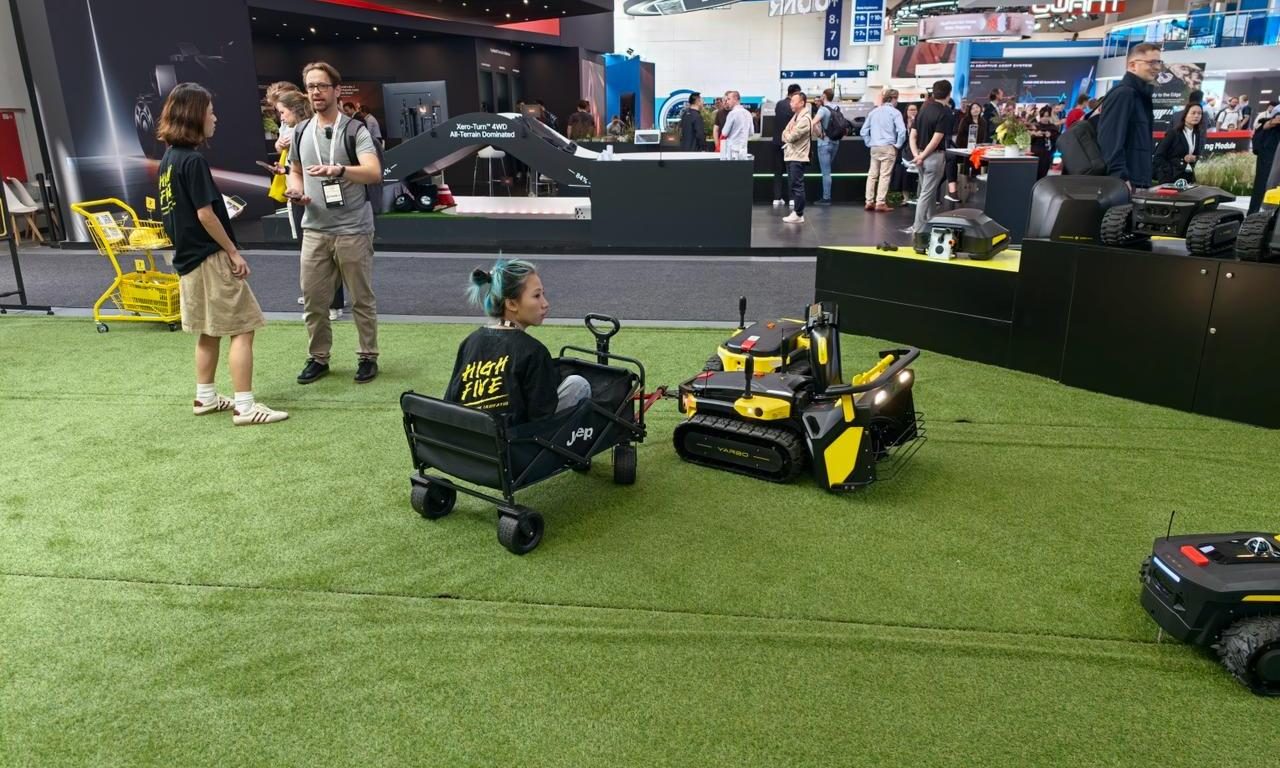 Yarbo M serisi robot bir insanı sürüklüyor.