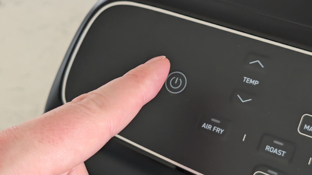 مقلاة Cosori Dual Blaze Twinfry Compact الهوائية على منضدة المطبخ