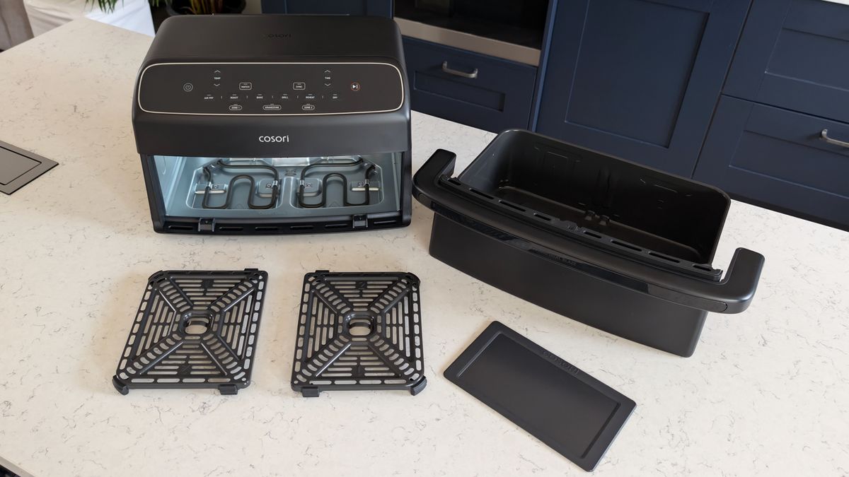 مقلاة Cosori Dual Blaze Twinfry Compact الهوائية على طاولة المطبخ