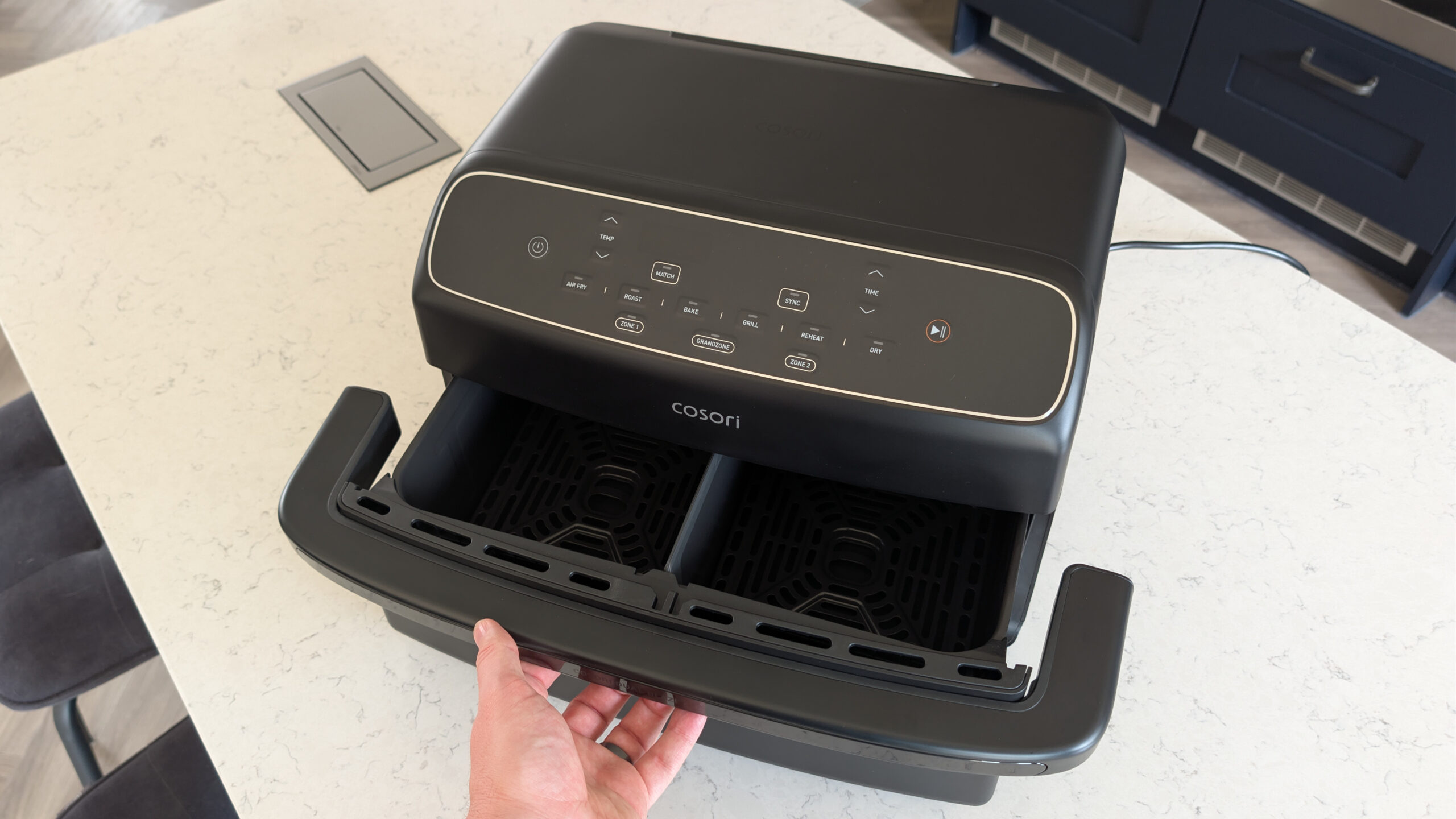 مقلاة Cosori Dual Blaze Twinfry Compact الهوائية على طاولة المطبخ