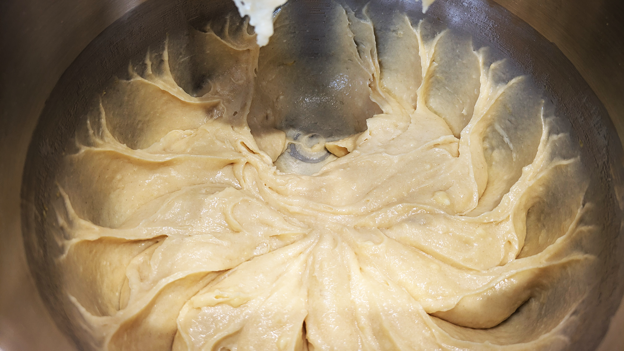 Ooni Halo Core Vertikalmixer beim Zubereiten von Kuchenteig