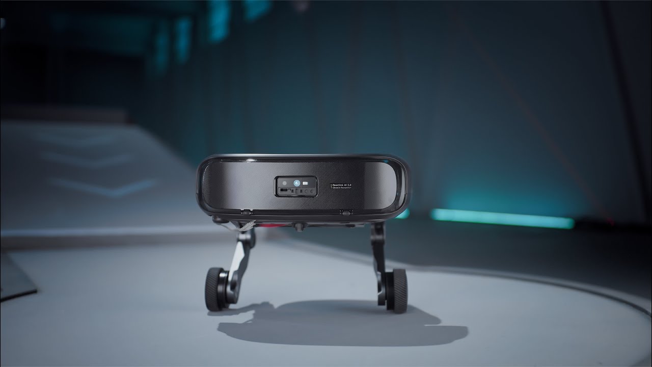 Roborock Saros Rover - الارتقاء بالتنظيف إلى مستوى جديد - YouTube
