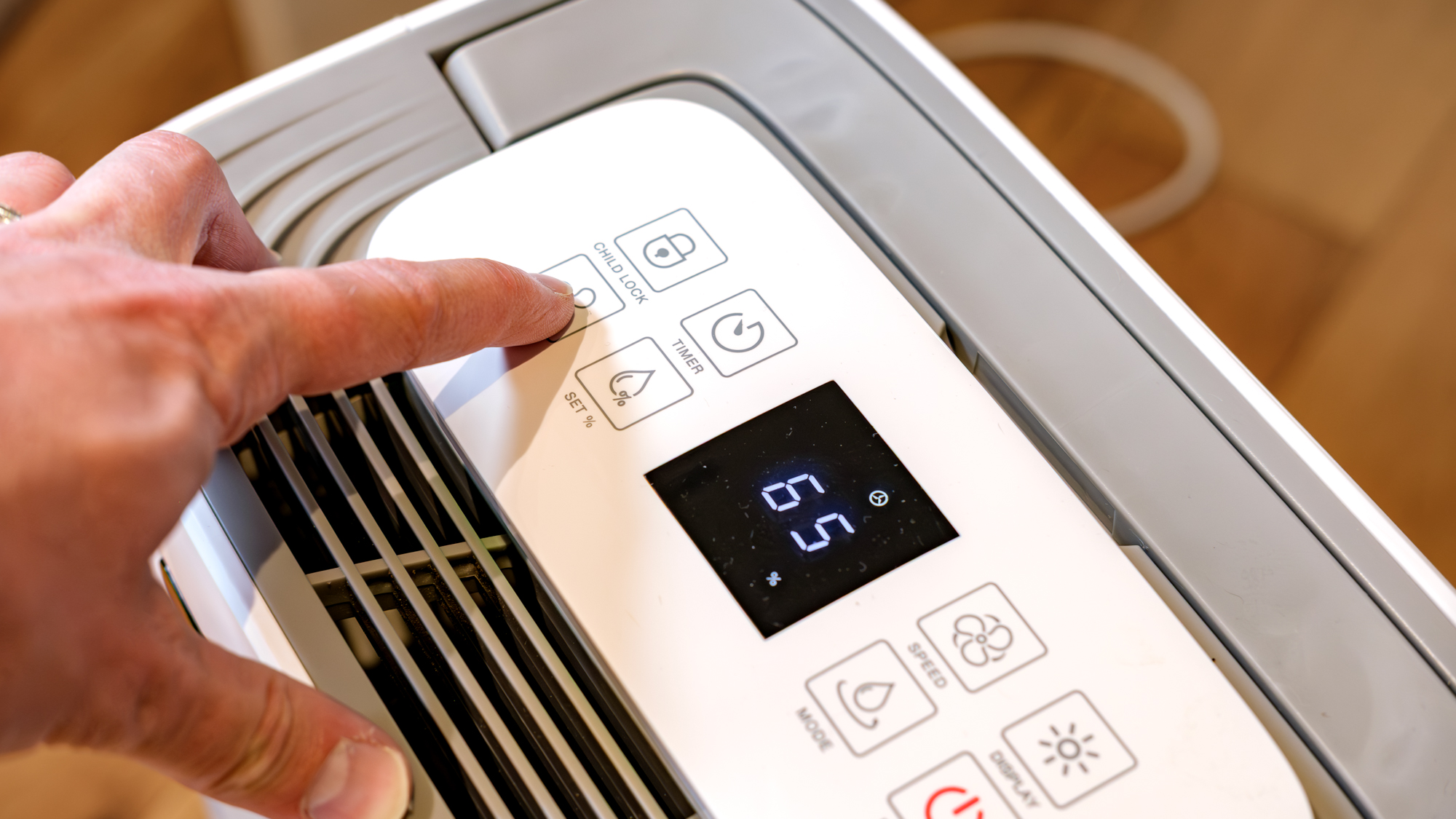 جهاز Pro Breeze 50-pint Dehumidifier على أرضية خشبية صلبة في بيئة منزلية