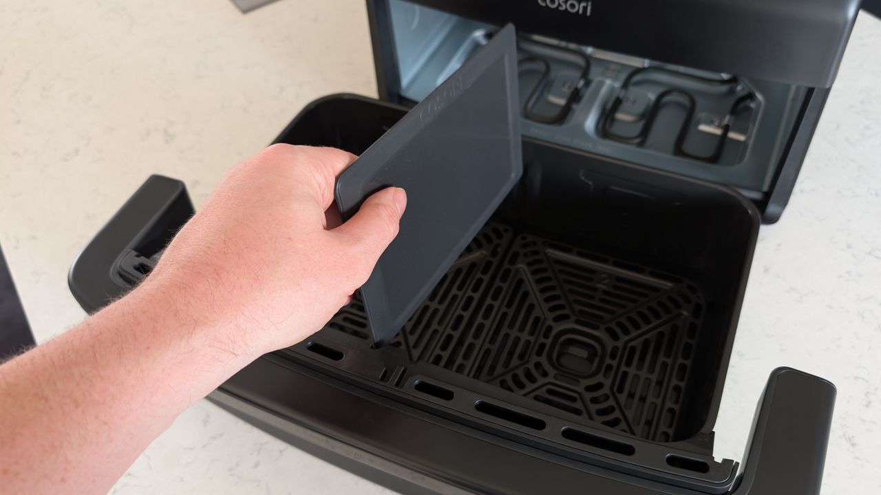مقلاة Cosori Dual Blaze Twinfry Compact الهوائية على طاولة المطبخ