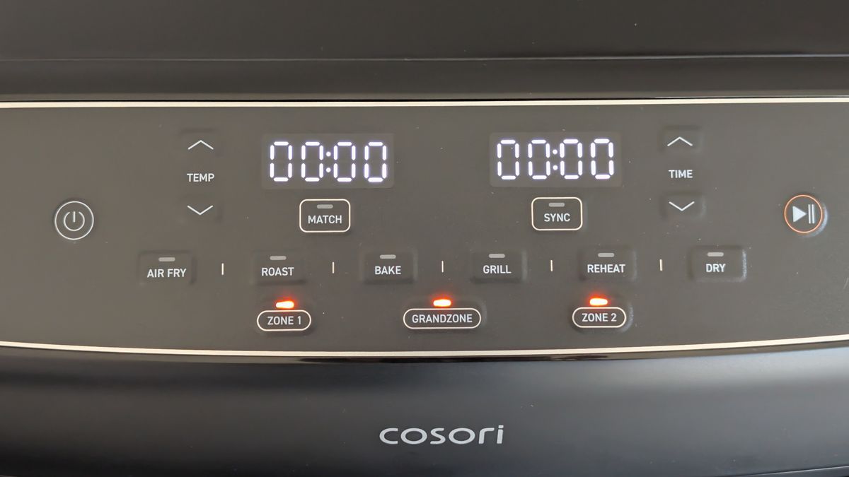 مقلاة Cosori Dual Blaze Twinfry Compact الهوائية على طاولة المطبخ