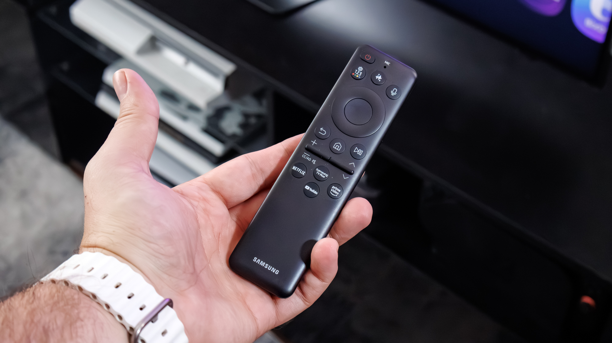 تلفزيون Samsung QN90F Neo QLED في غرفة معيشة