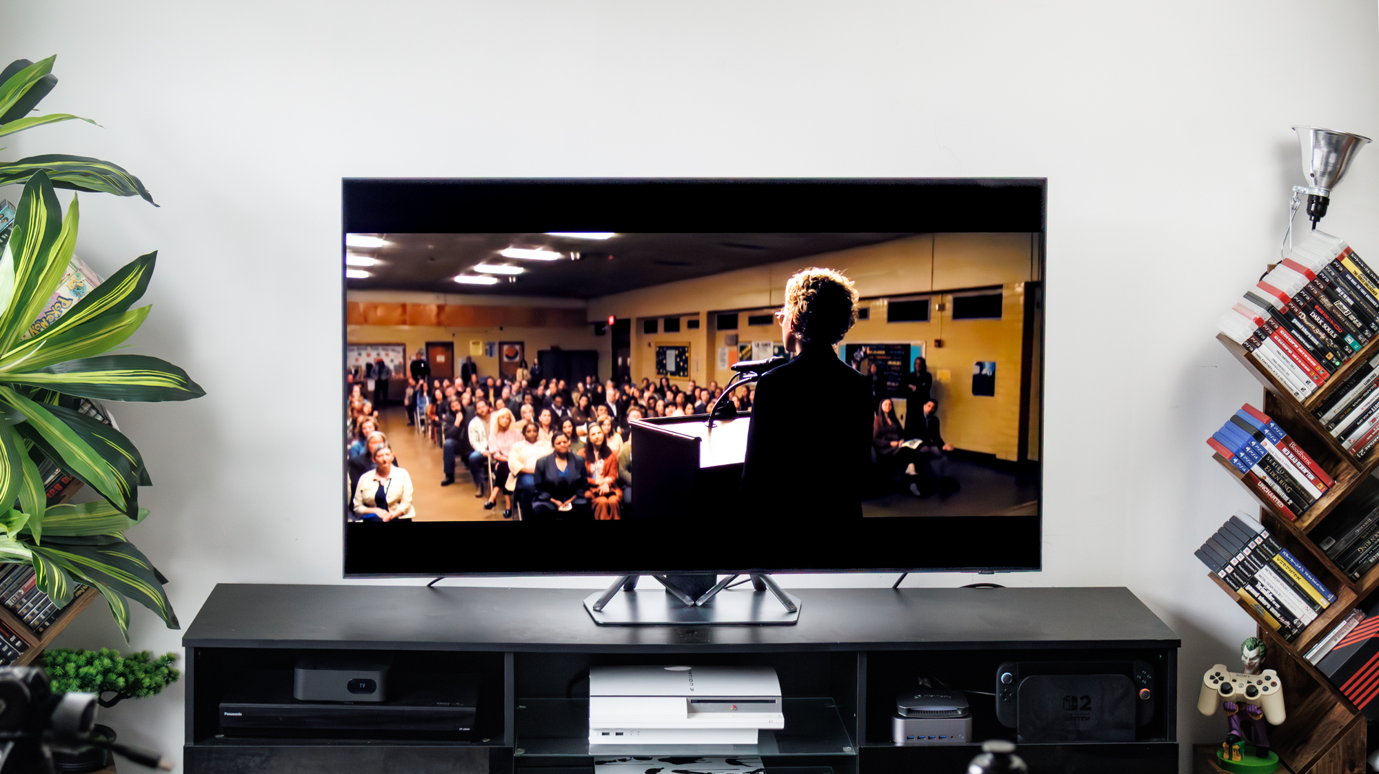 تلفزيون Samsung QN90F Neo QLED في غرفة معيشة أنيقة