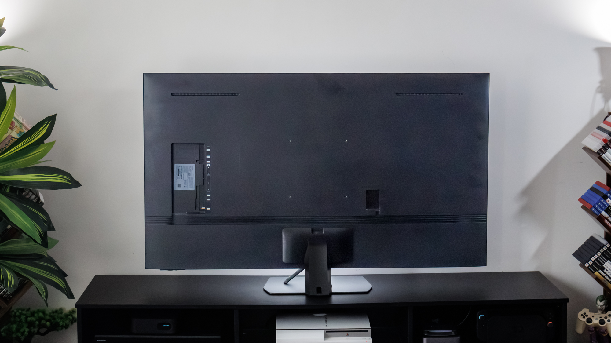 تلفزيون Samsung QN90F Neo QLED في غرفة معيشة