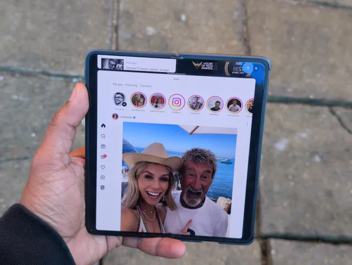 Two window split screen and one big expanded window using Open Canvas on the Oppo Find N5