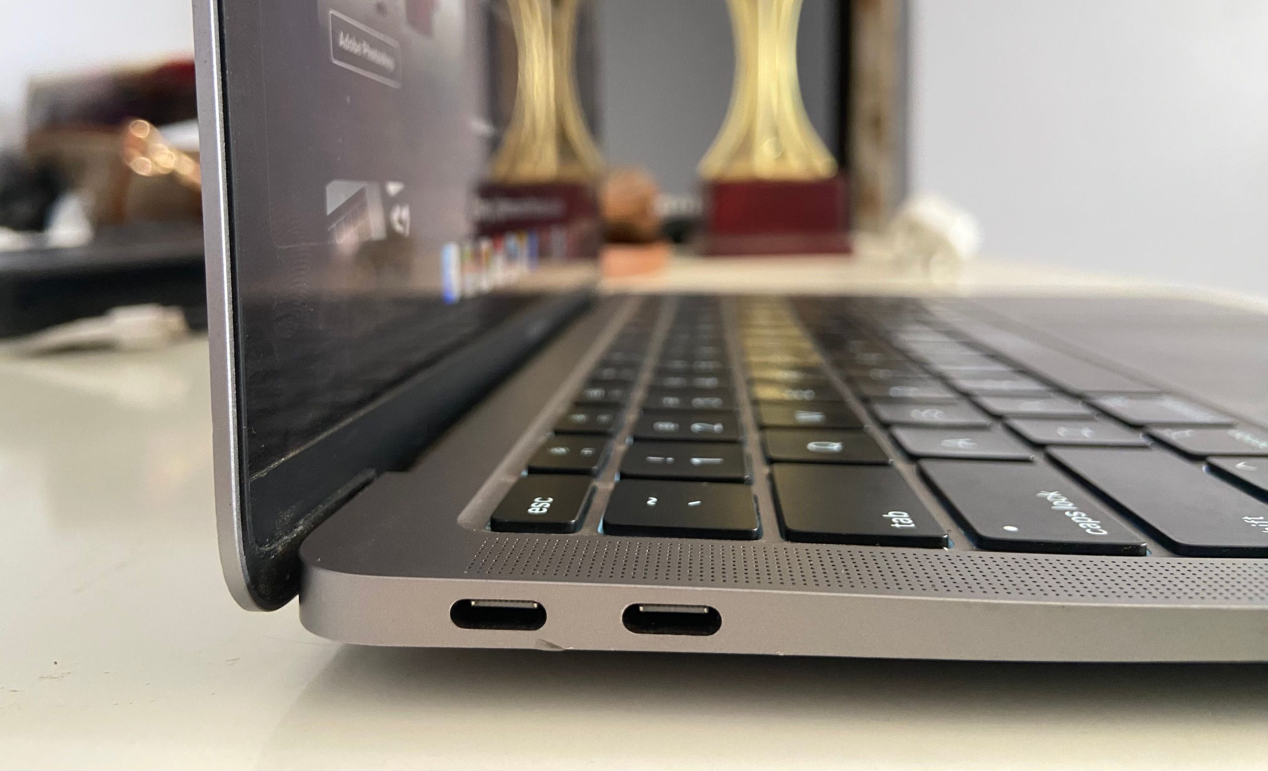 Macbook Air M1 left-side ports