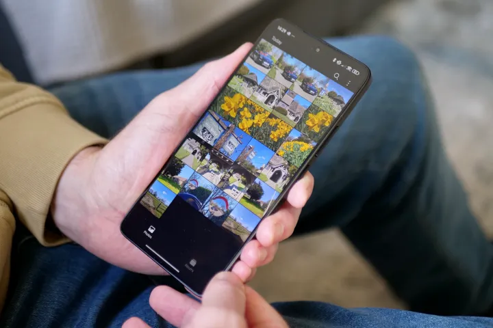 The Gallery app on the Poco F7 Ultra.