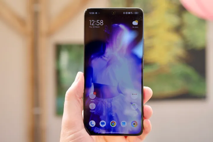 A person holding the Poco F7 Ultra.