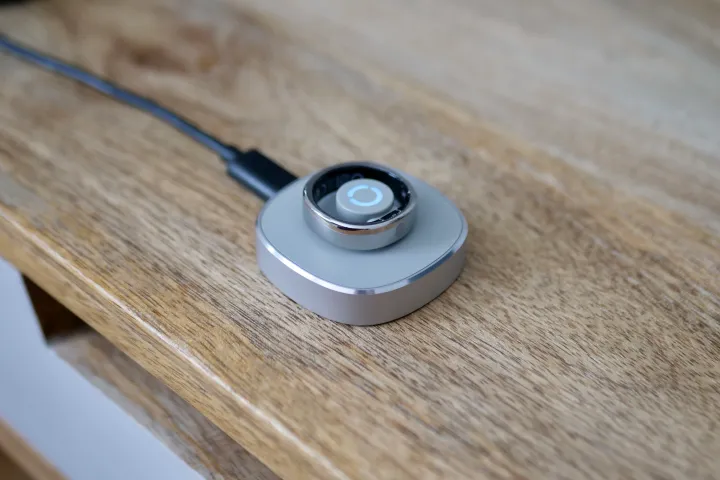 The RingConn Gen 2 Air on its charging plinth.