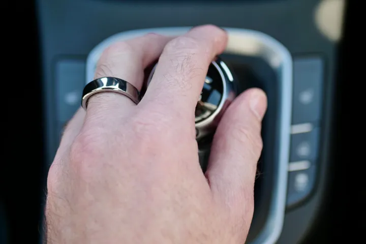 A person wearing the RingConn Gen 2 Air.