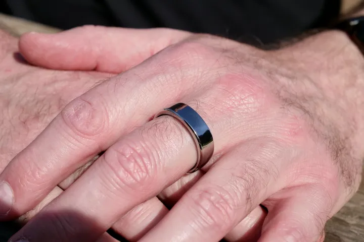 A person wearing the RingConn Gen 2 Air.