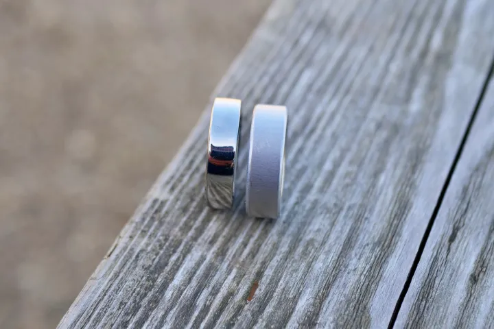 The RingConn Gen 2 Air next to the Oura Ring 4.