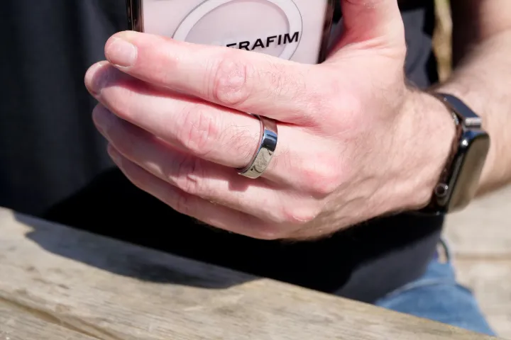 A person wearing the RingConn Gen 2 Air.