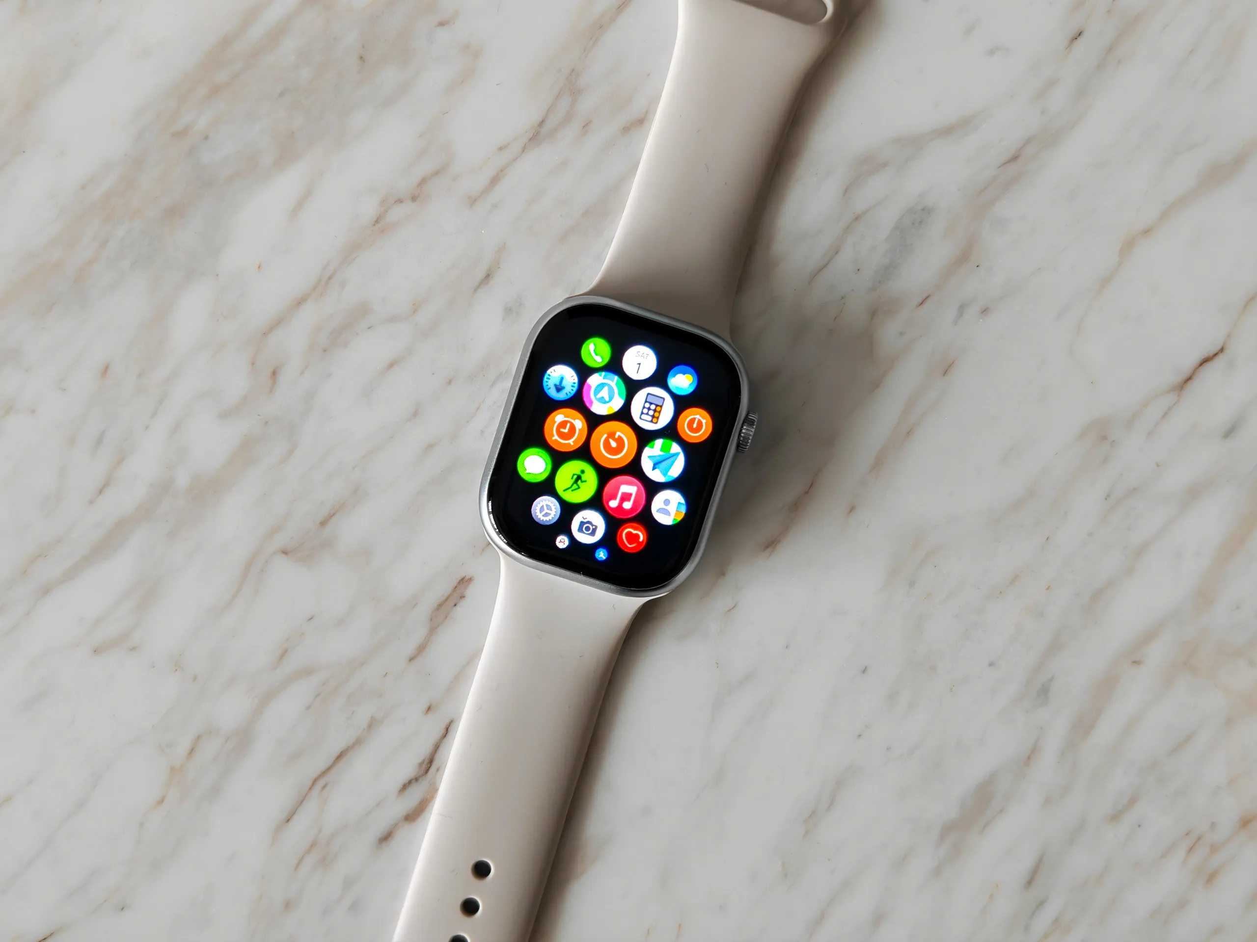 درج تطبيقات شبكي على منتج مقلد لساعة Apple Watch Series 10