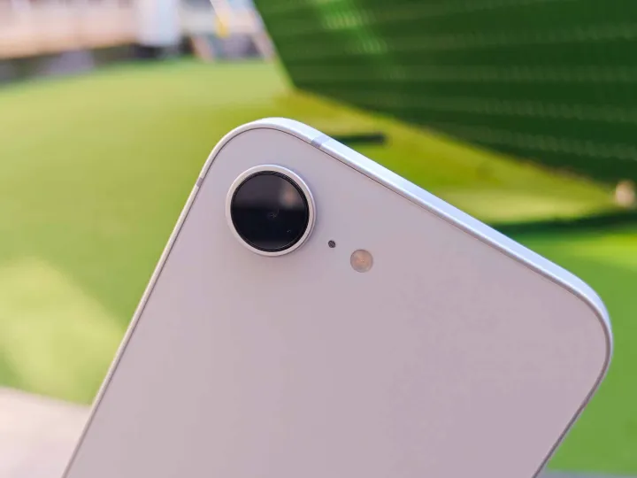 كاميرا iPhone 16e