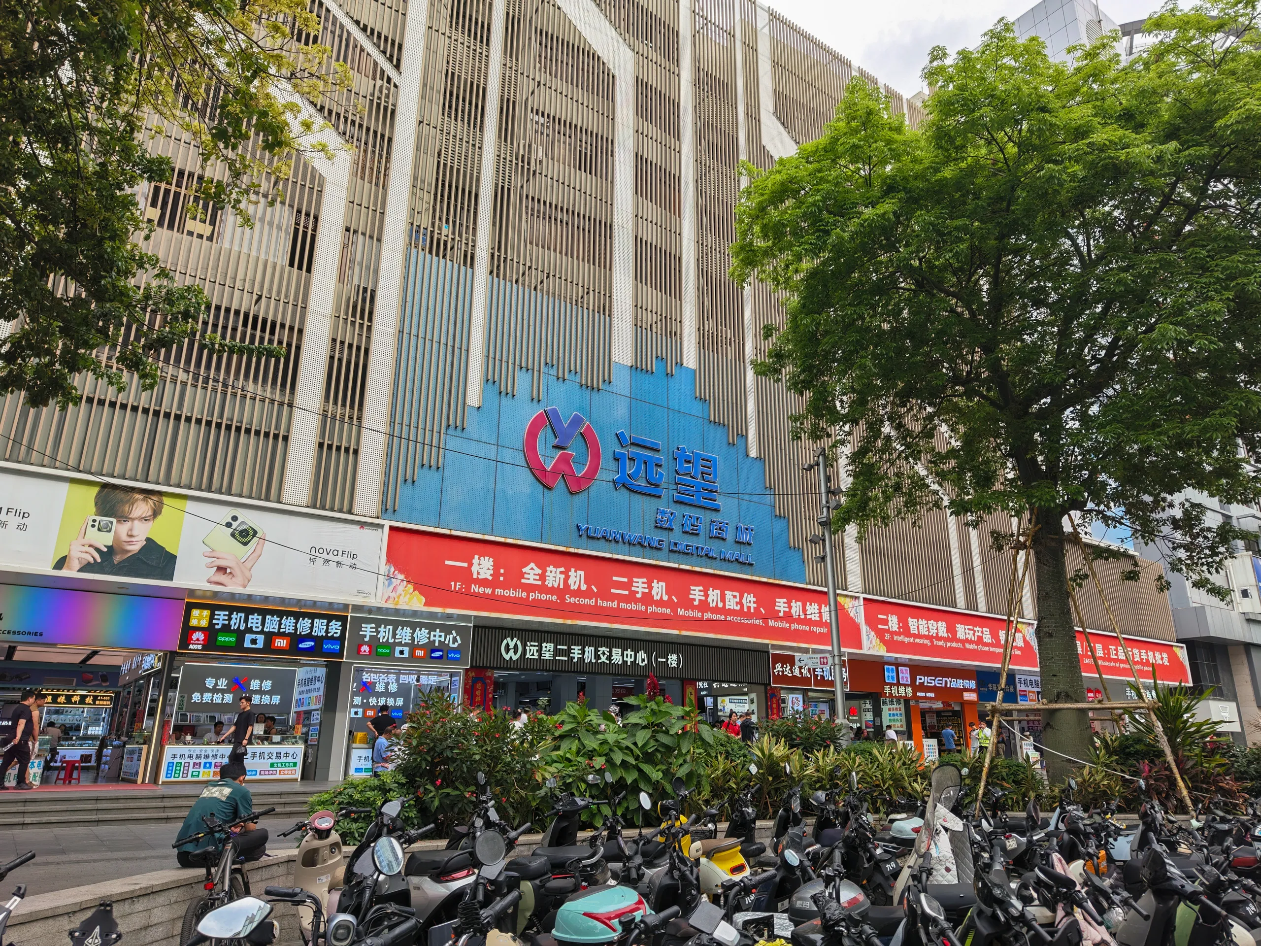 أحد الأسواق العديدة في Huaqiangbei