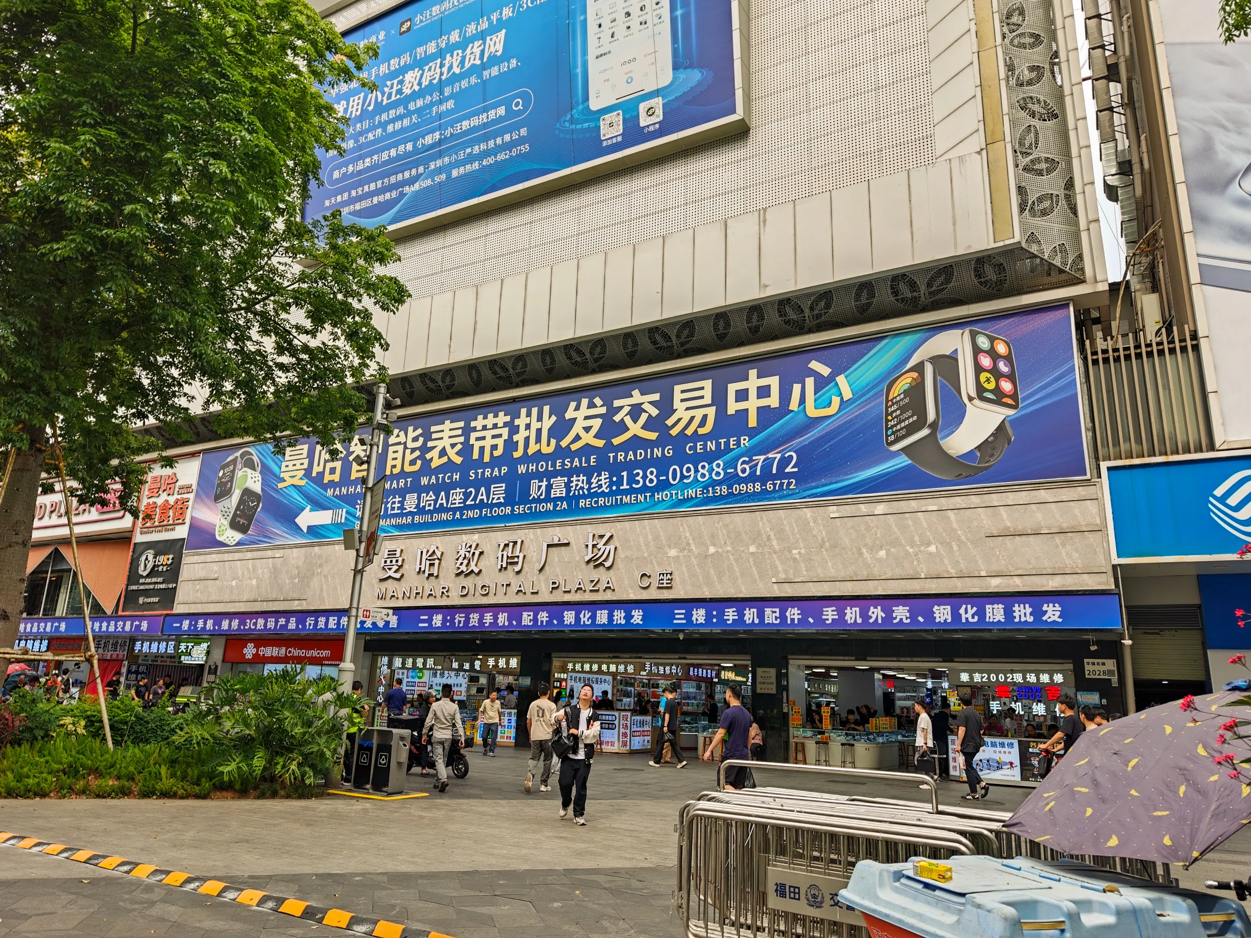 أحد الأسواق العديدة في Huaqiangbei