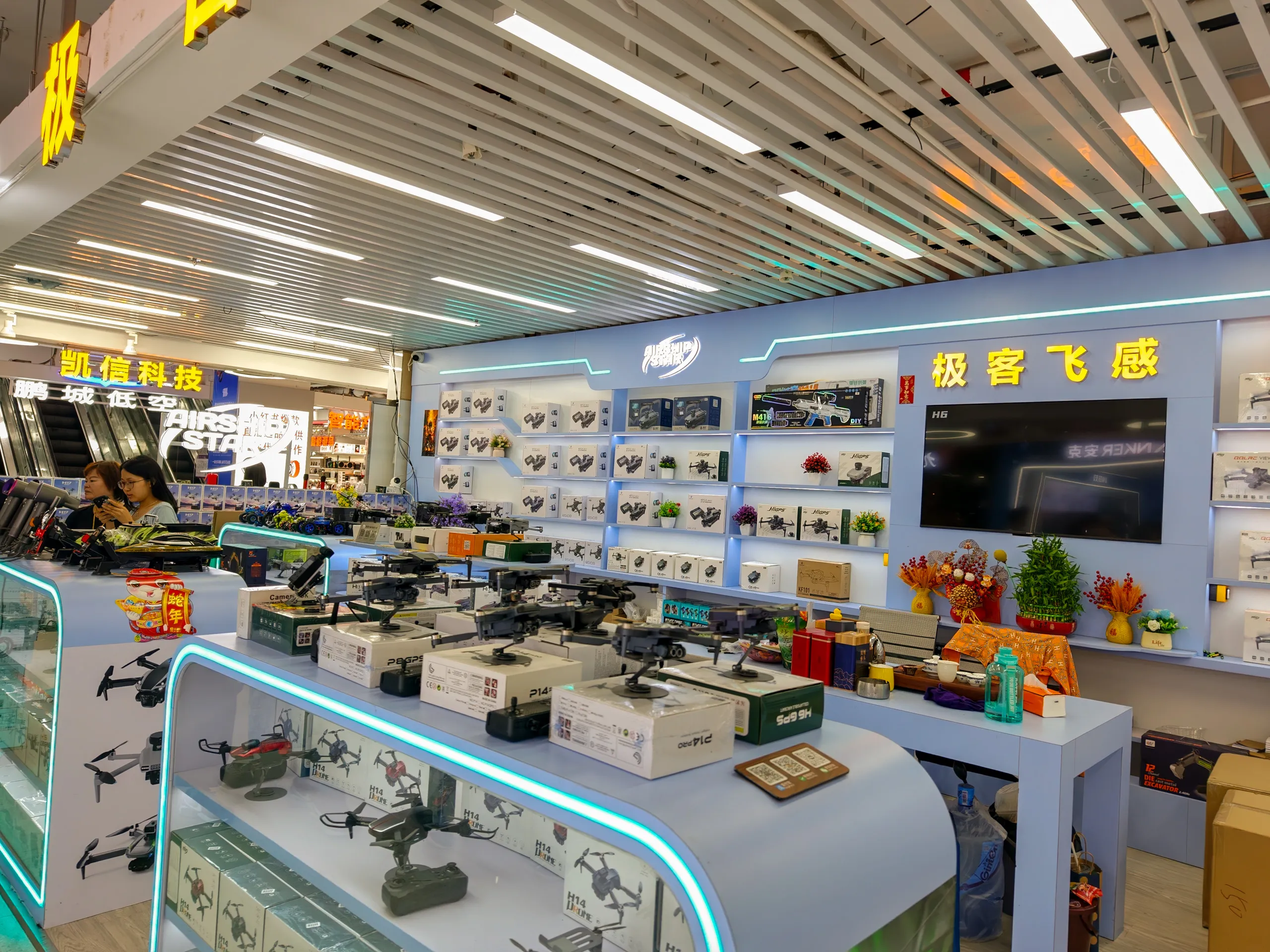 كشك في سوق Huaqiangbei يبيع طائرات بدون طيار والمزيد